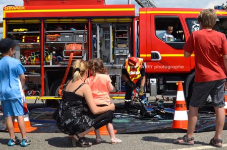 Photographe événementiel pour un centre de secours en Savoie : le véhicule de secours routier et ses accessoires font la curiosité des spectateurs