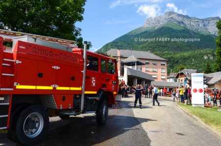 Photographe événementiel pour un centre de secours en Savoie : le fourgon quite la caserne pour une vraie alerte en pleine journée portes ouvertes