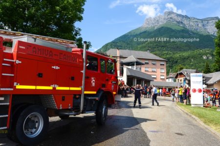 Photographe événementiel Pour Un Centre De Secours En Savoie : Le Fourgon Quite La Caserne Pour Une Vraie Alerte En Pleine Journée Portes Ouvertes