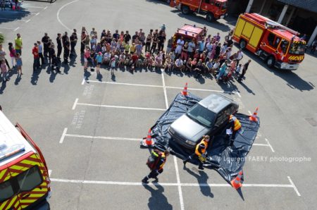 Photographe événementiel pour un centre de secours en Savoie : les pompiers se dirigent vers le véhicule accidenté lors de la manoeuvre de secours routier