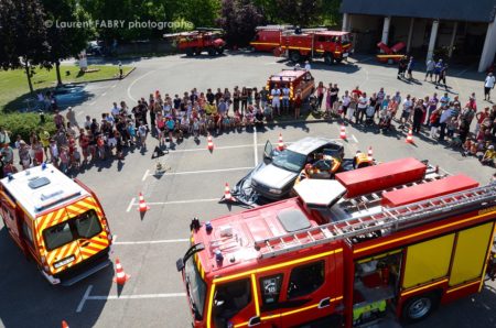 Photographe événementiel pour un centre de secours en Savoie : vue aérienne d'une manoeuvre de secours routier devant le public