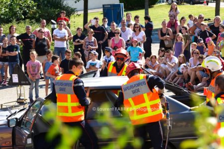 Photographe événementiel pour un centre de secours en Savoie : le public regarde une manœuvre de secours routier