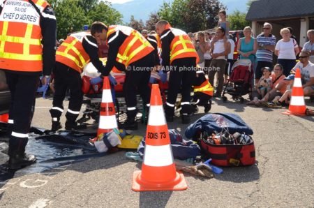 Photographe événementiel Pour Un Centre De Secours En Savoie : Le Public Assiste à Une Manoeuvre De Secours Routier