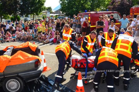 Photographe événementiel pour un centre de secours en Savoie : manoeuvre de secours routier par les sapeurs pompiers devant le public