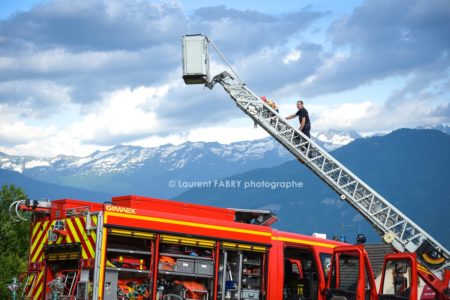 Photographe événementiel pour un centre de secours en Savoie : les pompiers du centre de secours font découvrir aux enfants la grande échelle