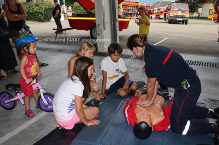 Photographe événementiel pour un centre de secours en Savoie : démonstration de réanimation devant des enfants
