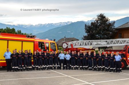 Photographe Pour Un Centre De Secours En Savoie : Photo De Groupe Du Centre De Secours Devant Deux Véhicules, Fourgon Et Grande échelle