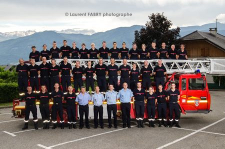 Photographe événementiel Pour Un Centre De Secours En Savoie : Photo De Groupe Du Centre De Secours Devant Un Véhicule De Grande échelle