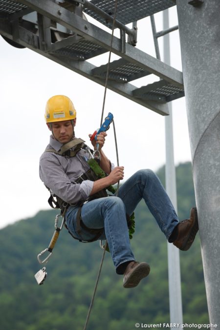 photographe événementiel à Albertville : un invité descend en rappel de la plateforme supérieure du pylône de remontée mécanique
