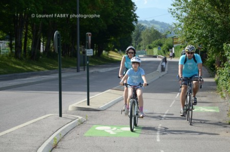 Photographe urbanisme à Chambéry : une famille circule sur une piste cyclable à Barby