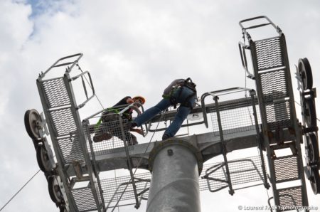 photographe événementiel à Albertville : deux personnes se trouvent en rappel sur la plateforme du pylone de remontée mécanique