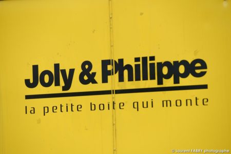 photographe événementiel à Albertville : logo de l'entreprise imprimé sur les murs de ses locaux