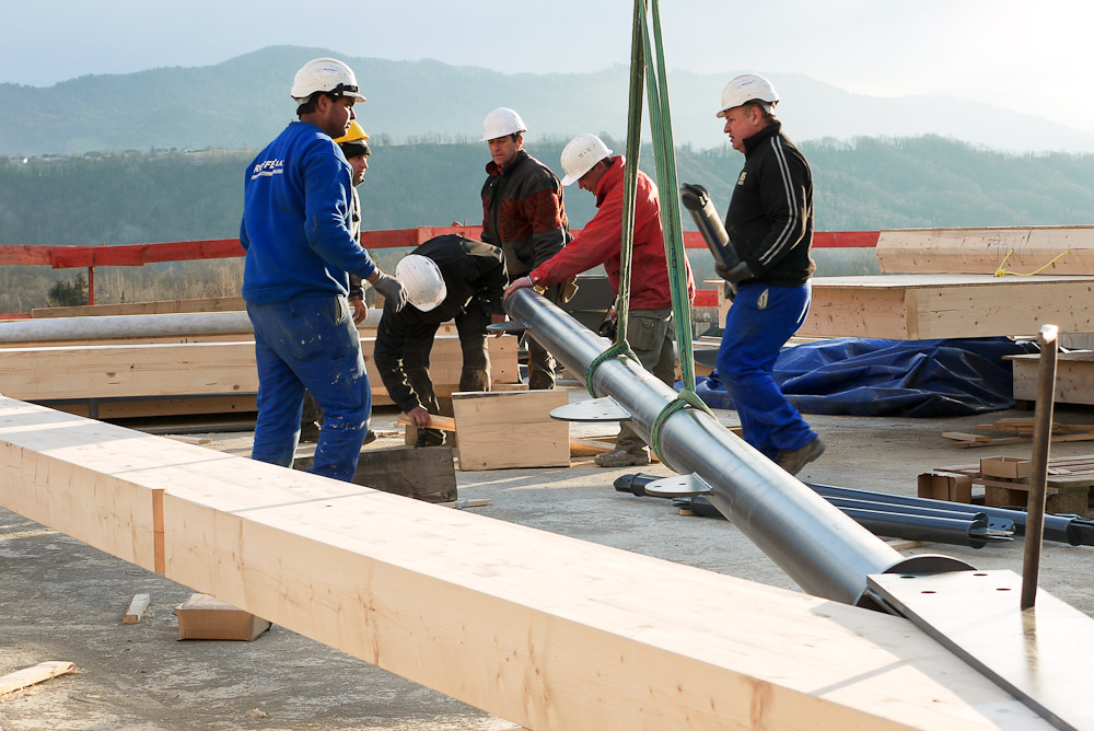 Photographe de chantier en Combe de Savoie : à Saint-Pierre d'Albigny : les ouvriers s'apprêtent à suspendre un gros élément de charpente pré-assemblé