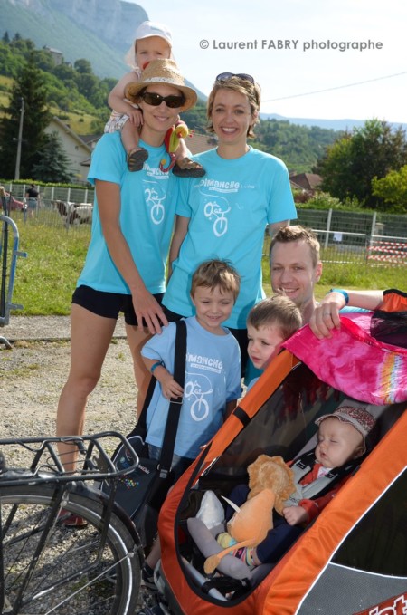 Photographe urbanisme à Chambéry : des amis et leurs enfants font une pose pendant la randonnée à vélo