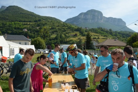 Photographe urbanisme à Chambéry : ravitaillement pour les cyclistes sous les montagnes du massif des Bauges