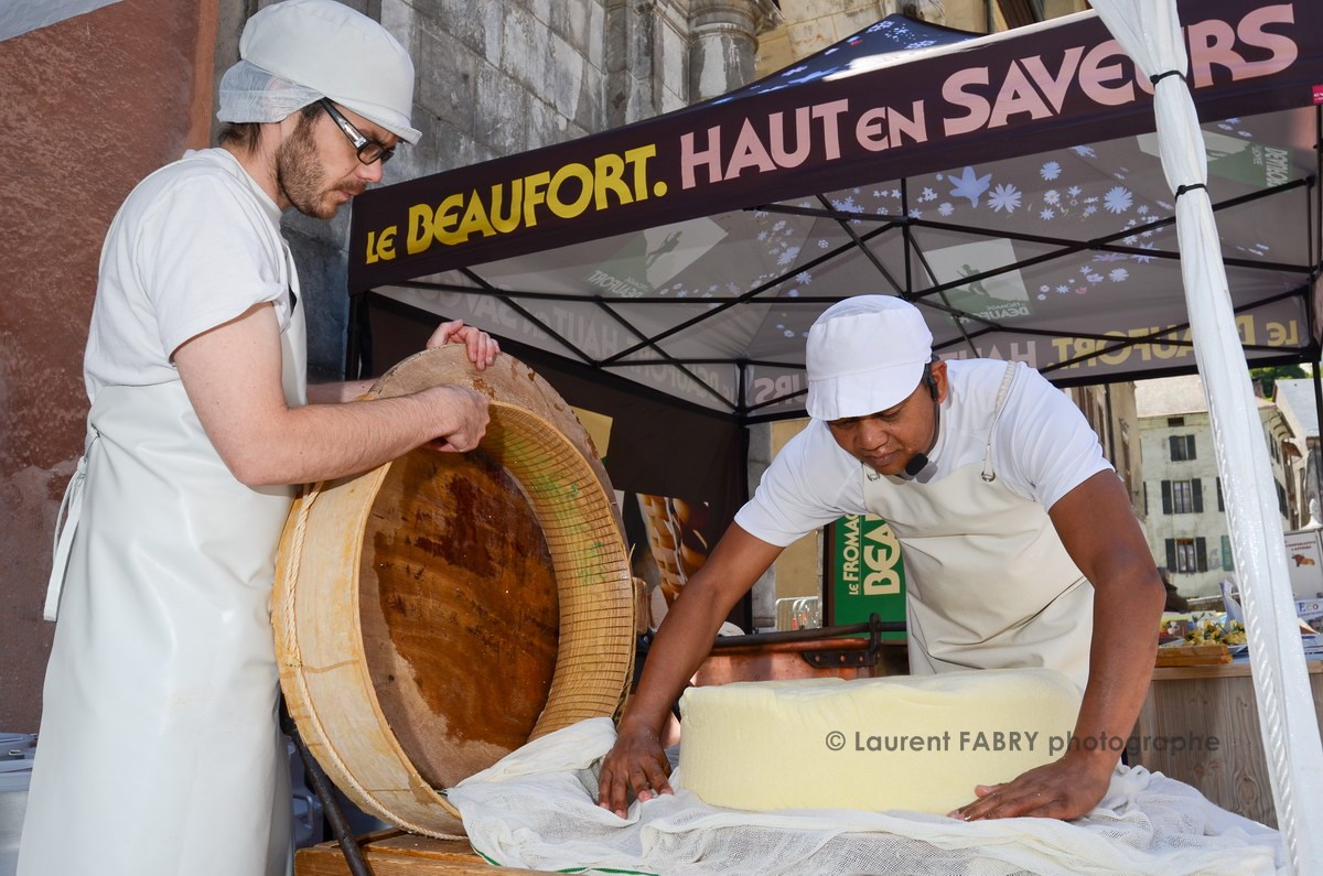 Photographe tourisme en Tarentaise : démonstration de fabrication du fromage par les producteurs de Beaufort