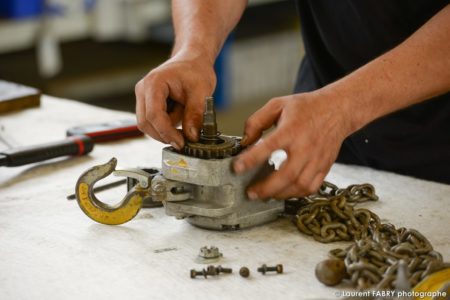 photographe événementiel à Albertville : démontage d'une poulie lors de la journée portes ouvertes