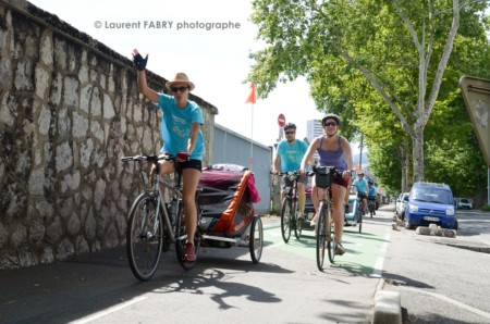 Photographe urbanisme à Chambéry : des cyclistes parcourent une piste cyclable près de la gare à Chambéry