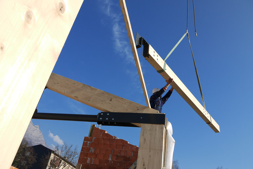 Photographe de chantier en Combe de Savoie : à Saint-Pierre d'Albigny : réception d'une poutrelle suspendue dans les airs par une grue
