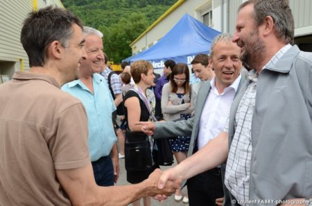 photographe événementiel à Albertville : échange de poignées de mains lors de la porte ouverte