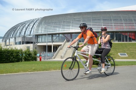 Photographe urbanisme à Chambéry : un tandem à vélo repart après le ravitaillement au Phare, Savoie Expo