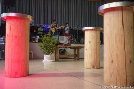 photographe événementiel à Albertville : les mange-debout dans la salle de réception