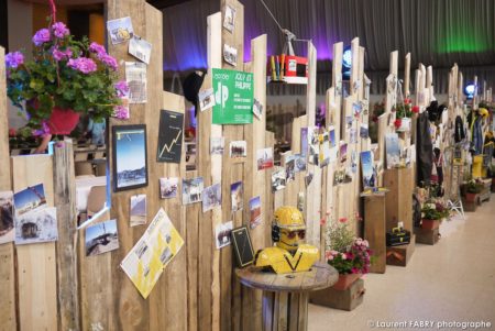 photographe événementiel à Albertville : une palissade a été installée pour présenter toute l'exposition retraçant l'historique de la société