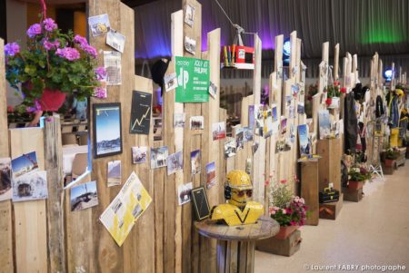 Photographe événementiel à Albertville : Une Palissade A été Installée Pour Présenter Toute L'exposition Retraçant L'historique De La Société