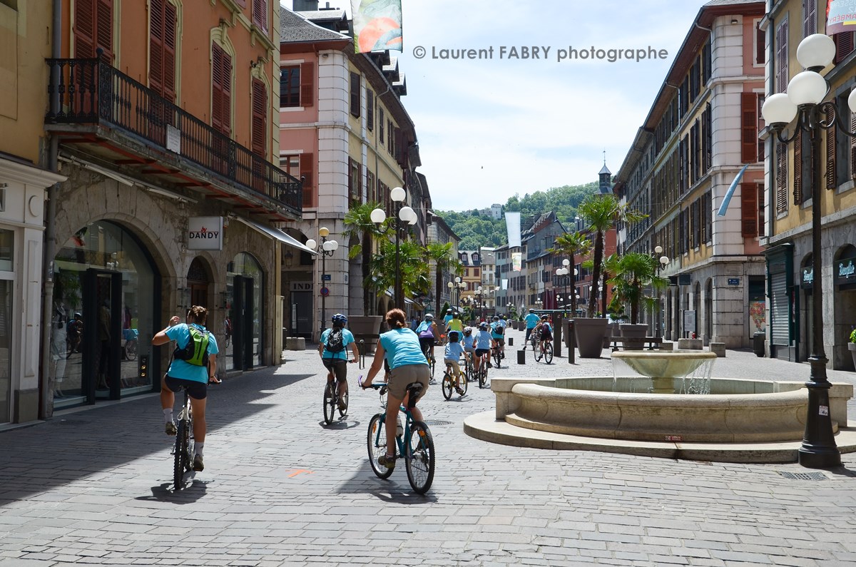 Photographe urbanisme à Chambéry : des hordes de cyclistes au tee-shirt bleu roulent dans les rues piétonnes de Chambéry