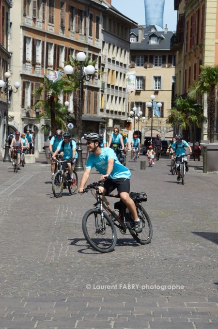 Photographe urbanisme à Chambéry : de nombreux cyclistes au tee-shirt bleu circulent place Saint Léger à Chambéry