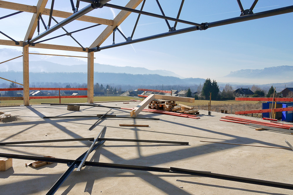Photographe de chantier en Combe de Savoie : à Saint-Pierre d'Albigny : éléments de charpente bois-métal en cours de montage