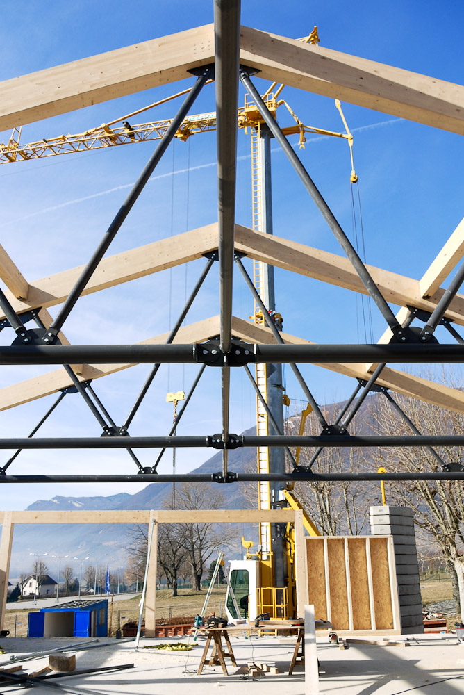 Photographe de chantier en Combe de Savoie : à Saint-Pierre d'Albigny : vue verticale de la charpente bois-métal