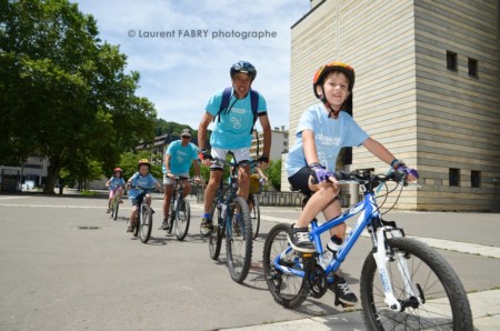Photographe urbanisme à Chambéry : des cyclistes passent près de l'espace Malraux à Chambéry