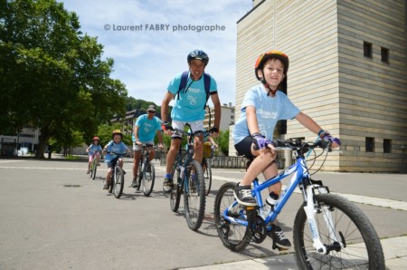 Photographe Urbanisme à Chambéry : Des Cyclistes Passent Près De L'espace Malraux à Chambéry