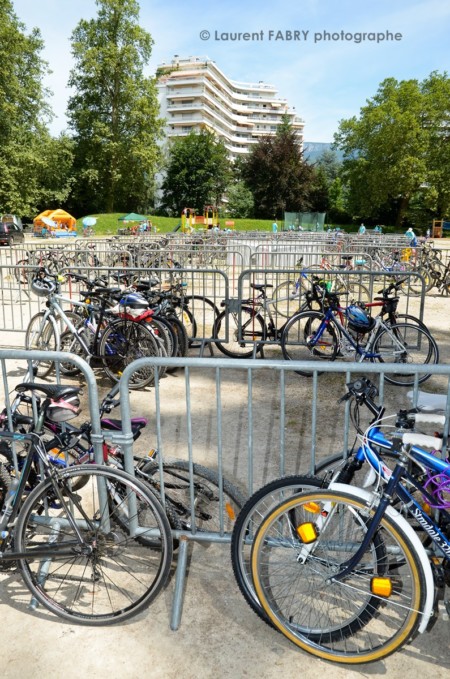 Photographe urbanisme à Chambéry : vélos parqués au parc du buisson rond