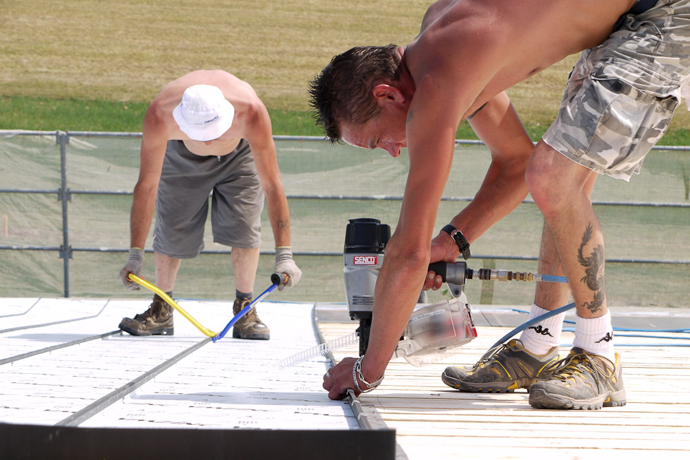 Photographe de chantier en Combe de Savoie : à Saint-Pierre d'Albigny : assemblage des tôles de la toiture