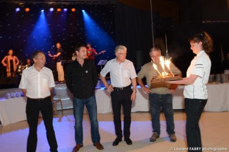 photographe événementiel à Albertville : les dirigeants et fondateurs de la société devant le gâteau d'anniversaire