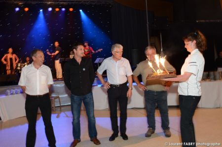 Photographe événementiel à Albertville : Les Dirigeants Et Fondateurs De La Société Devant Le Gâteau D'anniversaire