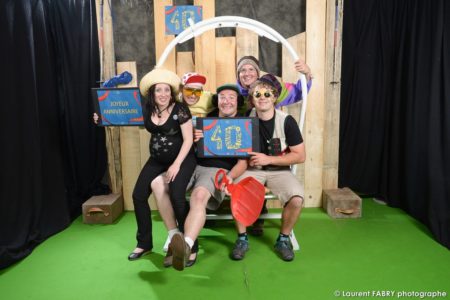 photographe événementiel à Albertville : les salariés de la société pose pour un shooting sur un joli siège de remontée mécanique laqué blanc