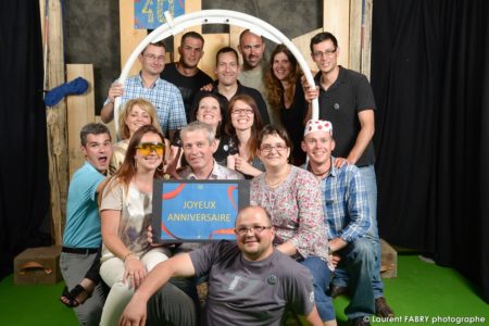 photographe événementiel à Albertville : shooting photo pour les collaborateurs de la société sur un joli siège de remontée mécanique laqué blanc