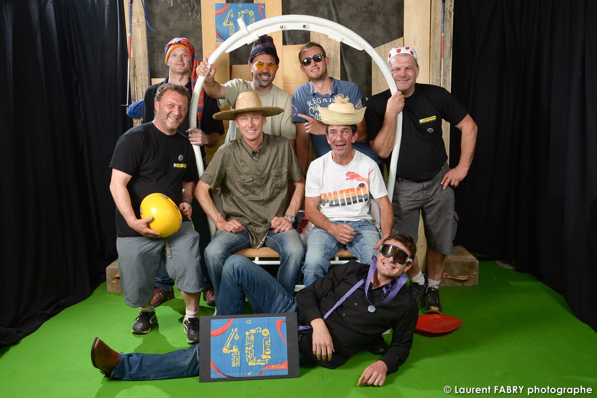 photographe événementiel à Albertville : dirigeants et personnels de l'entreprise posent avec accessoires de travaux et de ski pour le photographe de la soirée