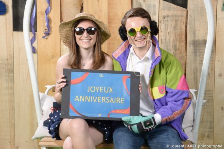 photographe événementiel à Albertville : shooting pour ce couple déguisé en les bronzés font du ski
