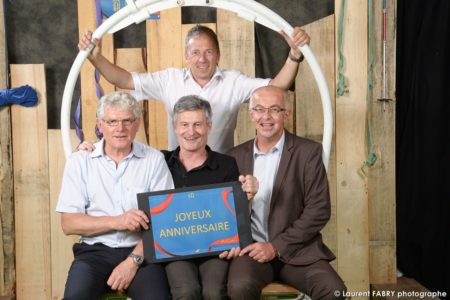 photographe événementiel à Albertville : dirigeants de l'entreprise posant avec une pancarte des 40 ans de l'entreprise