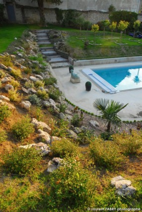 Photographe architecte paysagiste : le jardin et sa piscine vus depuis le talus