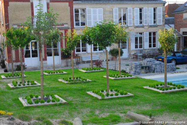 Photographe architecte paysagiste : le jrdin est cadrillé d'arbres