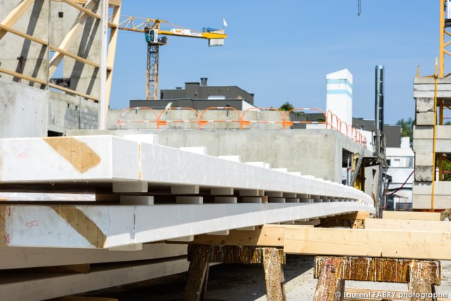 photographe de chantier à Aix-les-bains : au premier plan, des poutrelles de la charpente pré-assemblées