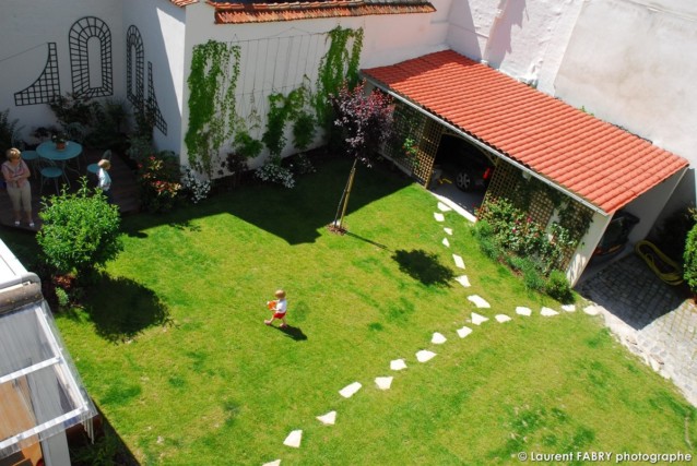 Photographe architecte paysagiste : vue du jardin depuis un des étages de la maison