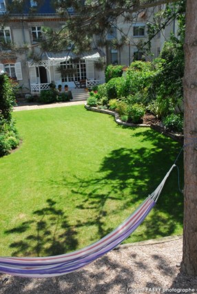 Photographe architecte paysagiste : le hamac à l'ombre dans un espace non engazonné du jardin