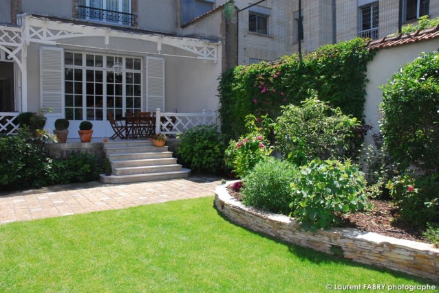 Photographe architecte paysagiste : la maison côté jardin, avec sa bordure en murets de pierres