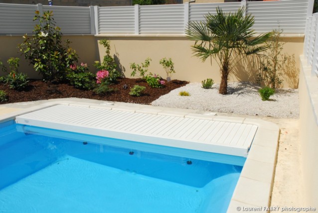 Photographe architecte paysagiste : la terrasse dallée, sa piscine et ses massifs